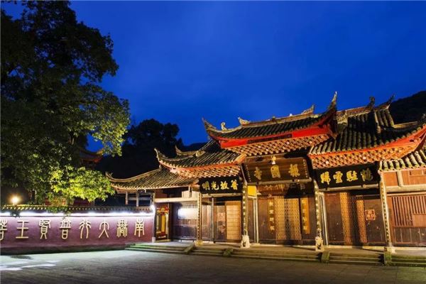 报国寺瓷佛