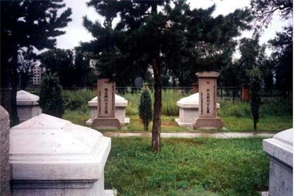 罗哲烈士墓